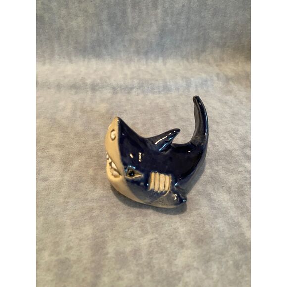 Artesania Rinconada Adult Smiling Shark 3-1/2" Blue Stoneware Clay Uruguay‎ - Picture 7 of 13